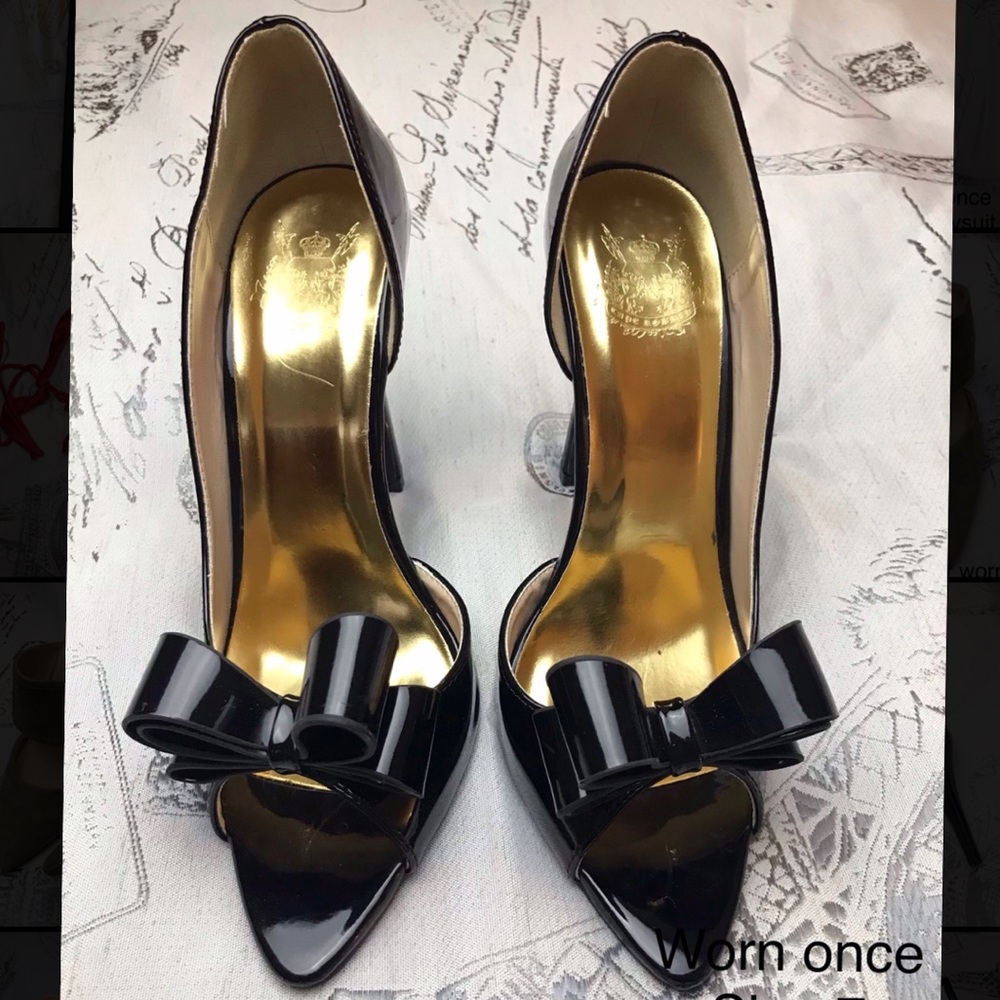 Black bow pumps